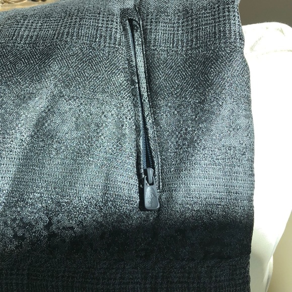 MEDIUM: Robert Graham Woven Puffer.  $$ Price Firm - Picture 7 of 8